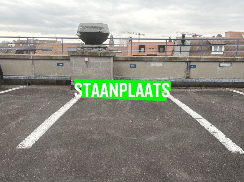 Le terrain est situé dans le complexe de garage Arion. Le complexe est situé dans une rue latérale de la Lippenslaan et est facilement accessible. L'e