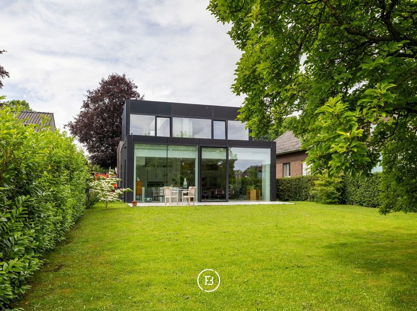 Graag stellen wij u deze hypermoderne woning voor in het groene Meise, gelegen op een zuidgericht perceel van bijna 7 are. Binnen werd gekozen voor ho