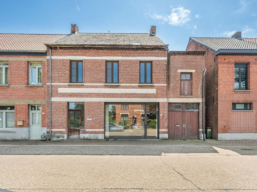 Gunstig gelegen in Sint-Jozef-Olen met alle faciliteiten (winkels, scholen, openbaar vervoer,…) in de directe omgeving. Tevens een zeer goede verbindi