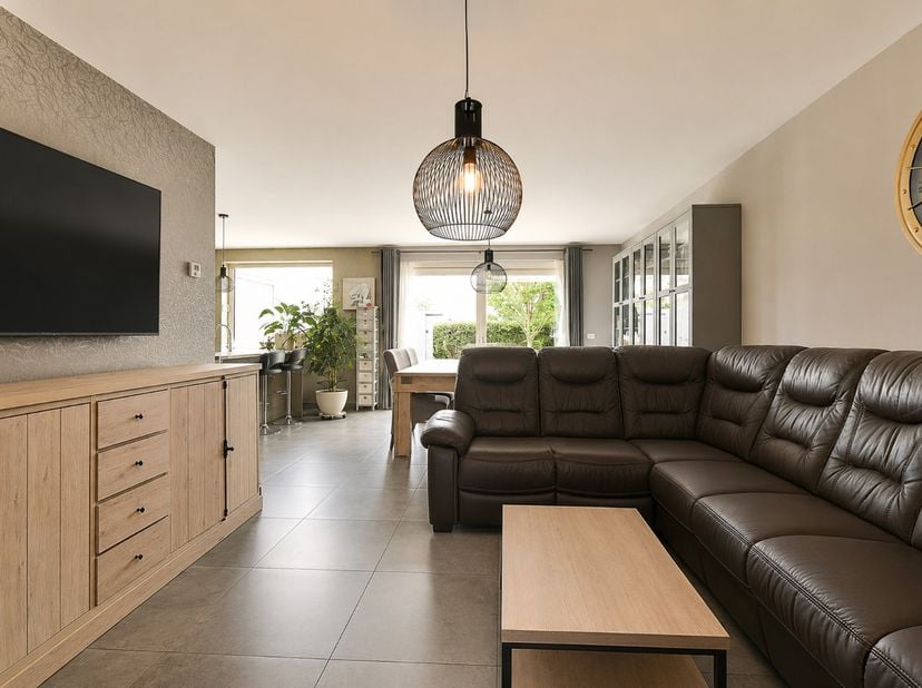 Welkom in de Groene-Herdersgoed 27 in Roeselare, een fantastische, energiezuinige woning gelegen in een rustige, residentiële wijk. Dankzij de gunstig