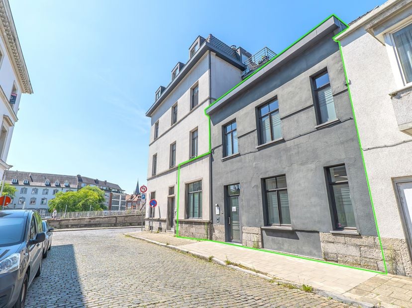 Mooie handelsruimte van ongeveer 150 m², volledig gerenoveerd en ideaal gelegen nabij het centrum van Doornik!<br />
Gemengd gebouw momenteel uitgebaa