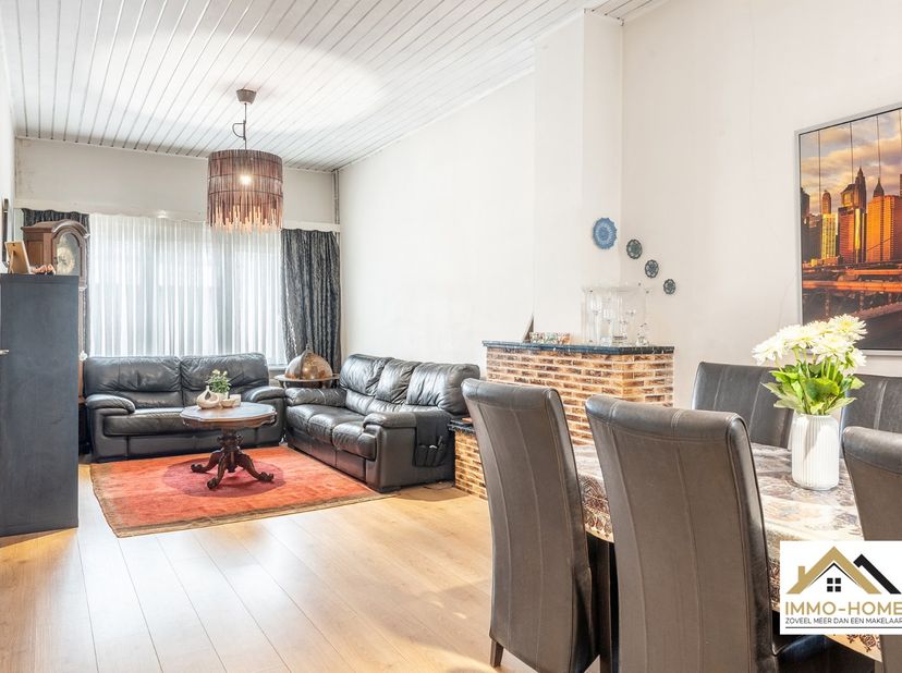 Deze mooie rijwoning in bel-etagestijl vinden we terug op de rand van Gent / Destelbergen. Ze is vlot bereikbaar, en dichtbij allerlei voorzieningen z