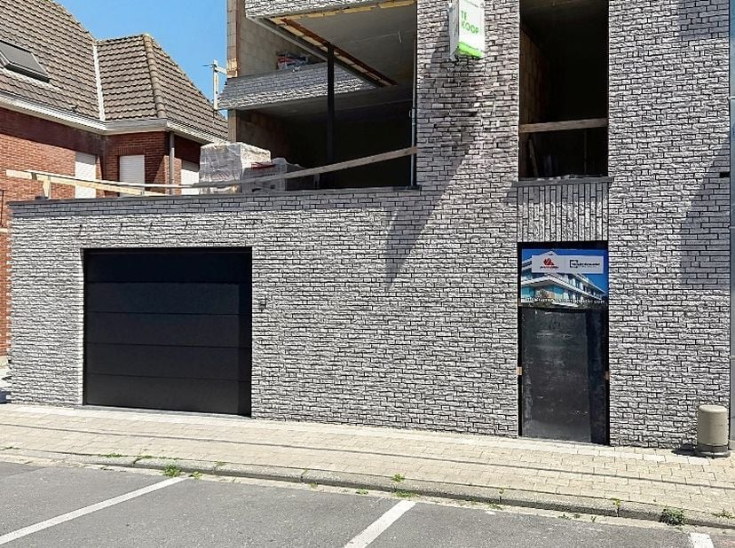 Dit nieuwbouwappartement is gelegen in een kleinschalige residentie bestaande uit 2 appartementen, 3 garages, 2 ruime privé bergingen en een groenzone