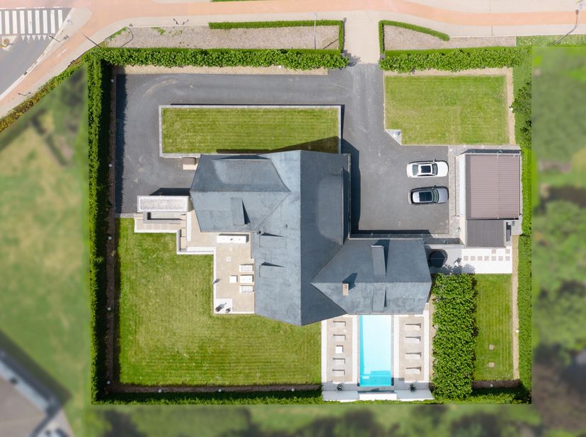 GROTE mooi gerenoveerde VILLA, op een commerciële ligging. Zwembad, wellness (sauna), mooi aangelegde omheinde tuin met buitenkeuken, dubbele garage/a