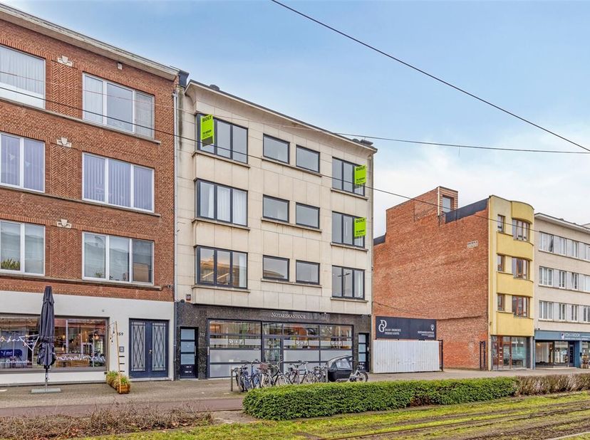 Dit gezellige appartement staat te koop op wandelafstand van het Harmoniepark aan de Grotesteenweg in Berchem. Op slechts enkele minuten vind je het c