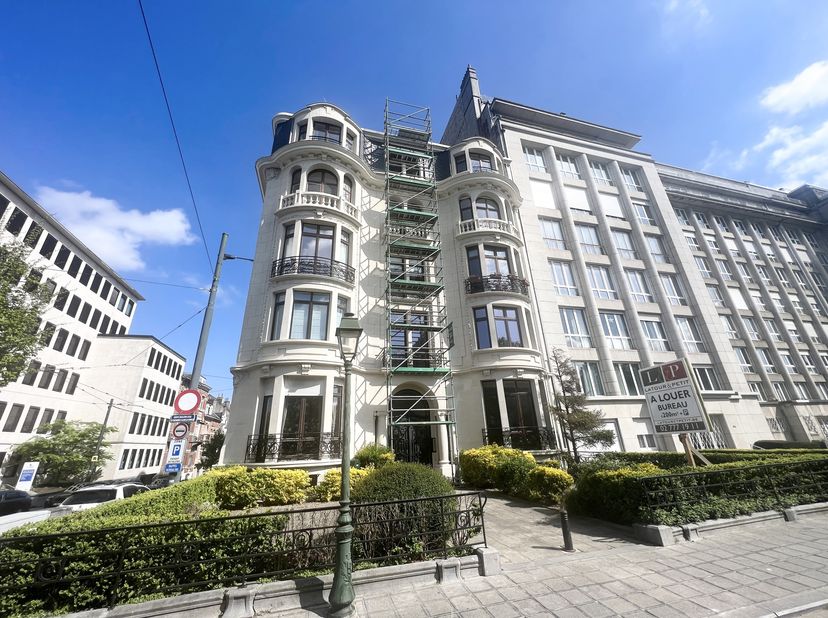 Idéalement situé sur l’une des plus belles avenues de Bruxelles, à deux pas des transports en commun et au cœur d’un quartier agréable, spacieux burea