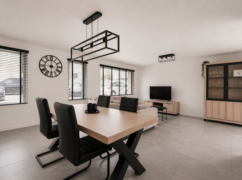 In een rustige straat in Oostkamp bevindt zich deze gerenoveerde woning, waar wooncomfort en een gunstige ligging hand in hand gaan. Dankzij de nabijh
