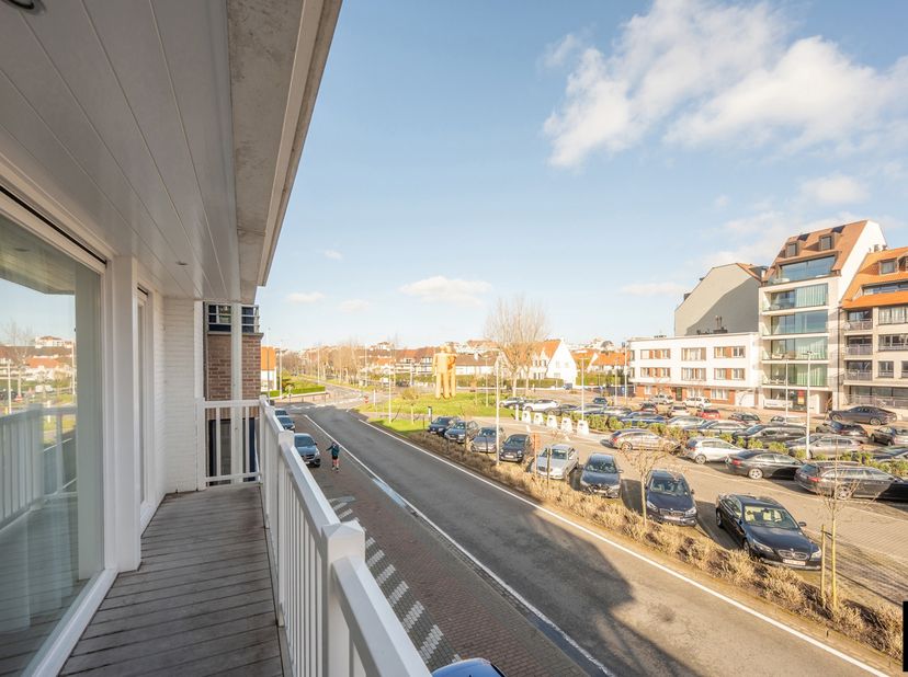 Modern 2-slaapkamerappartement met open zicht over het Abraham Hansplein, vlakbij de Lippenslaan en op wandelafstand van de Zeedijk-Albertstrand. Prac