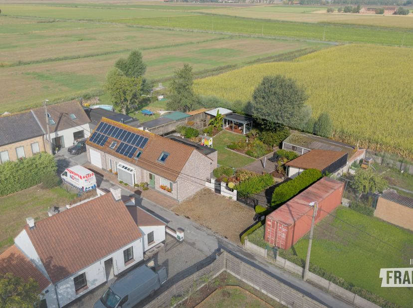 Vous recherchez une maison familiale clé en main dans un emplacement calme ? Cette maison isolée à Pervijze combine une distribution réfléchie, un con