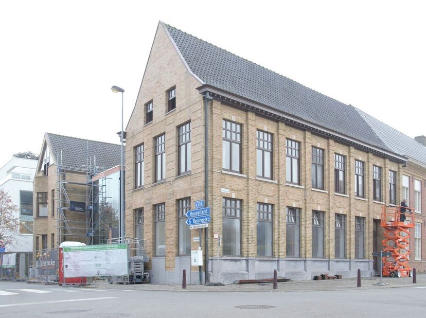 Kantoor van ca. 100m² te huur in Poperinge. Het kantoor is gelegen in het centrum en nabij diverse invalswegen. <br />
Het kantoor wordt casco te huur