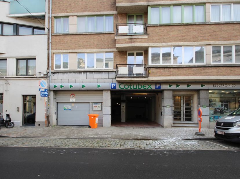 Elsene  Gegeerde wijk nabij de universiteit.<br />
Uitstekende investeringsopportuniteit in een beveiligd gebouw met automatische toegangspoort.<br />