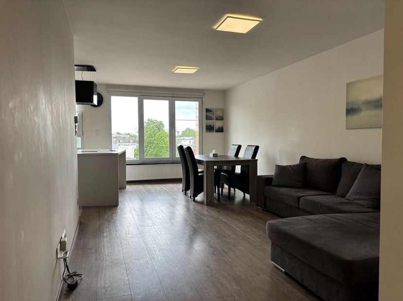 Appartement clé en main de 2 chambres à coucher avec beaucoup de lumière<br />
Description de l'appartement<br />
En entrant, vous pénétrez dans le ha