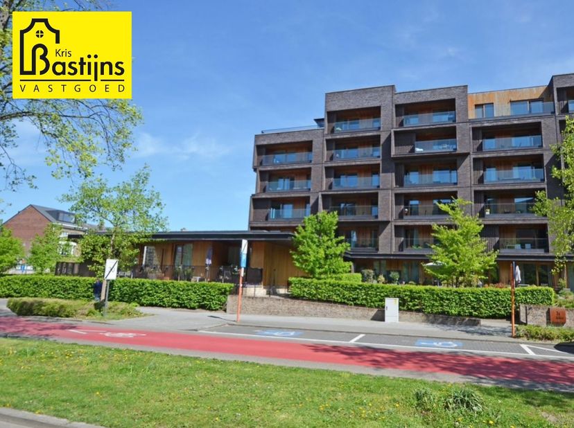 In het hartje van Hasselt is deze serviceflat te koop. (Clarenhof)Deze heeft een bewoonbare opp. van 80 m2, heeft een ruime leefruimte met moderne keu