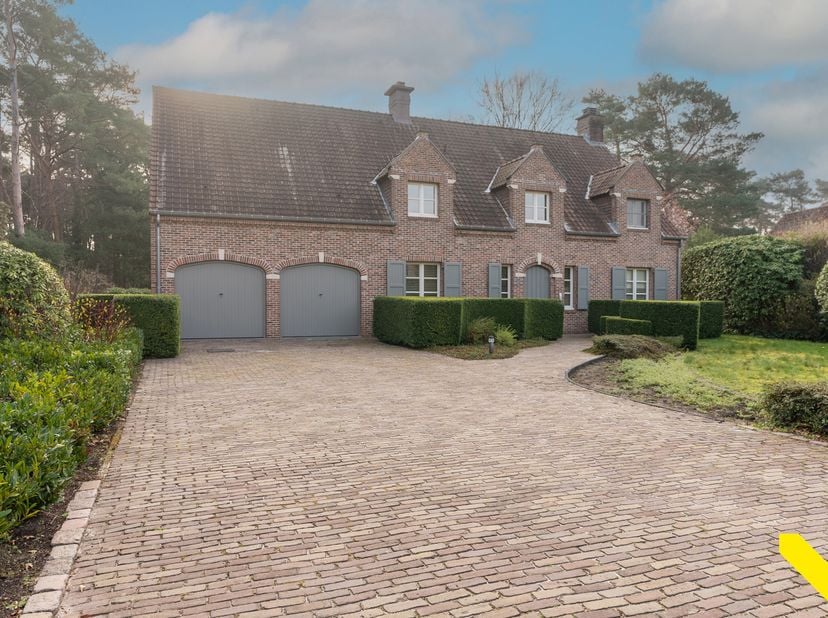 Ruim en verzorgd landhuis gelegen aan de Slagmolenstraat 53 in Mol, op een prachtig perceel met een mooie, goed onderhouden tuin.<br />
Deze charmante