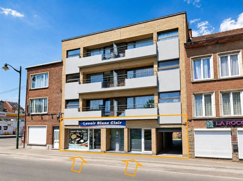 Te koop: twee aangrenzende winkelpanden van 35 en 70 m² + een garage van 40 m² en een achterterrein van 170 m² met 8 afzonderlijk gekadastrerde parkee