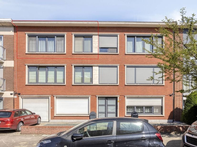 Indeling: <br />
- inkomhal <br />
- apart gastentoilet <br />
- ruime leefruimte<br />
- ingerichte keuken<br />
- slaapkamer 1 (13 m²) <br />
- slaa