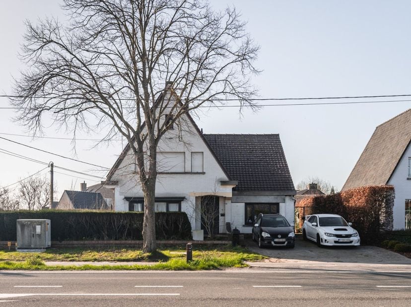 Alleenstaande en bijhuis op ongeveer 809 m² te Torhout.<br />
Deze stevig gebouwde woning langs de Roeselaarseweg staat te koop. Het betreft een hoekp