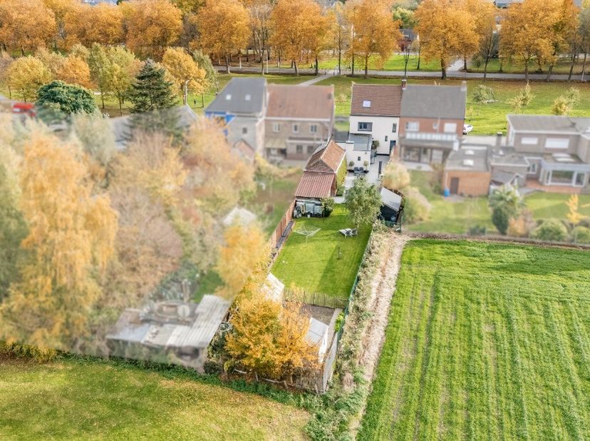 LiggingDe ligging van deze woning biedt een charmante dorpssfeer aan de voorzijde en uitgestrekte, landelijke uitzichten aan de achterzijde. Aan de vo