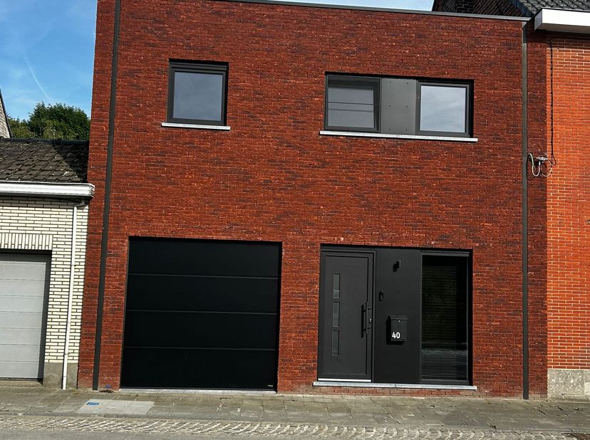 Instapklare, volledig gerenoveerde woning met garage, ruim terras en gunstige ligging<br />
<br />
Deze charmante woning werd in 2024 volledig gerenov