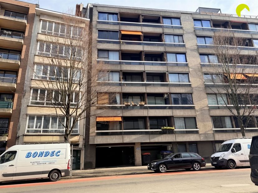 IN OPTIE!<br />
In Antwerpen in een veilige garage onder een appartementsgebouw vinden we deze autostaanplaats terug. <br />
<br />
De staanplaats,