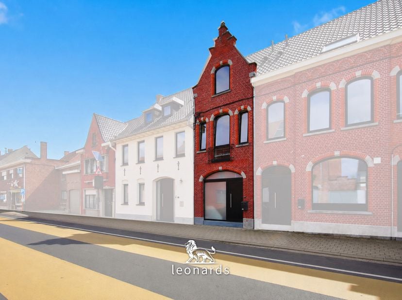 In de Kapelstraat 47a in Deerlijk bevindt zich deze recent vernieuwde gezinswoning. De eigendom is volledig instapklaar, modern afgewerkt en geniet va