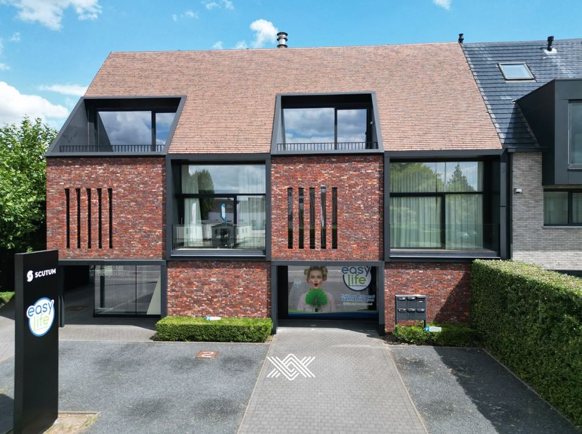 Dit instapklare appartement van 112 m² bevindt zich op de eerste verdieping van een kleinschalige residentie in Melle. Het appartement geniet van een