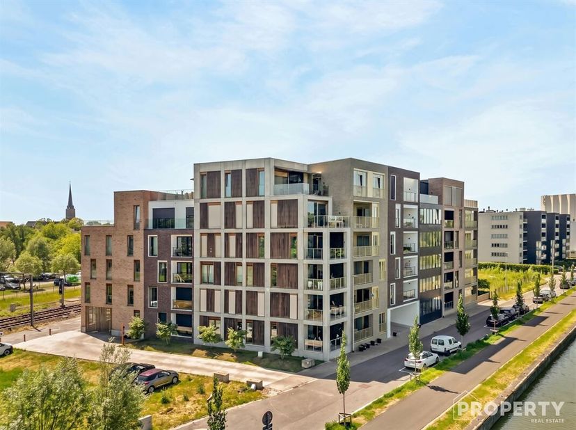 Zeer ruime en exclusieve penthouse met een onbetaalbaar verzicht. Hoogwaardige afwerking en zeer veel ruimte zijn kenmerkend voor dit appartement.  Er