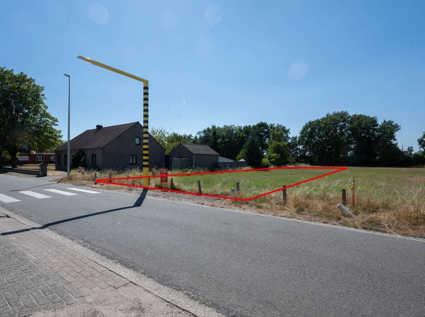 PERCEEL BOUWGROND<br />
<br />
LOT 2 bestaande uit:<br />
<br />
KAVEL 4: <br />
Een perceel bouwgrond bestemd voor open bebouwing, gelegen “Stortstra