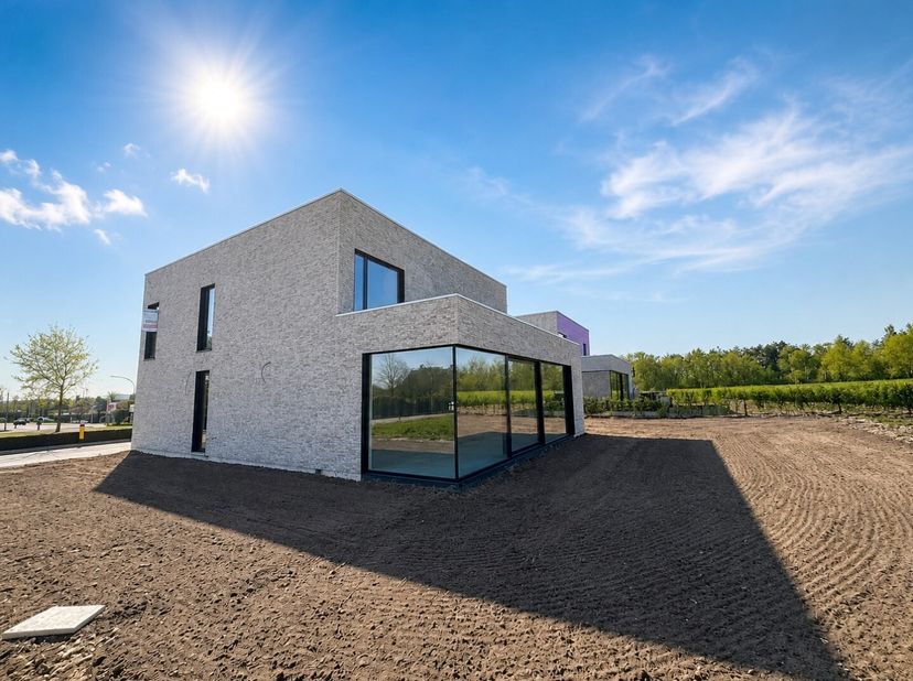 Op een perceel van 652m² staat deze unieke nieuwbouwvilla met een bewoonbare oppervlakte van 266m²,  de strakke architectuur valt meteen op. Tijdens h