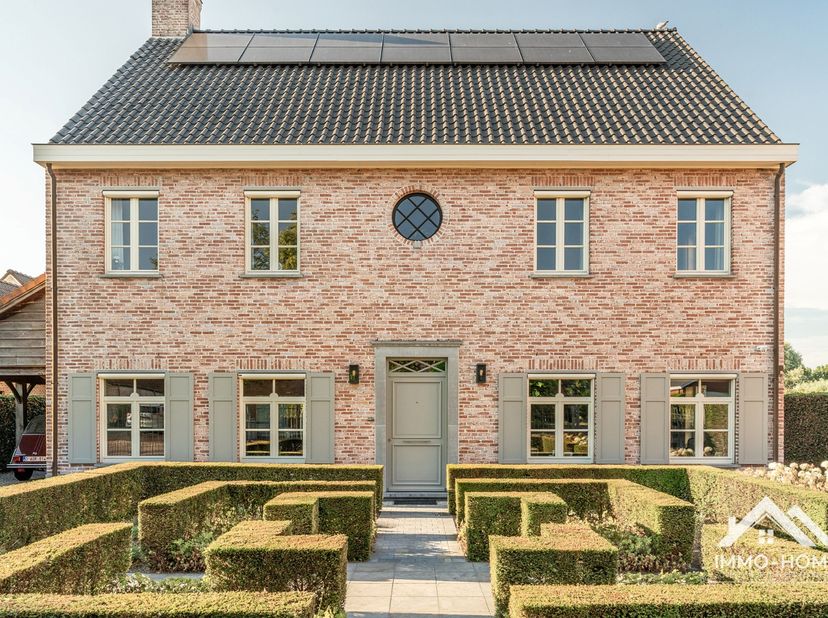 Deze prachtige woning ontvangt je in een ruime inkomhal, waar meteen ook de landelijke stijl van het complete pand wordt onthuld. Zo kom je verder tot