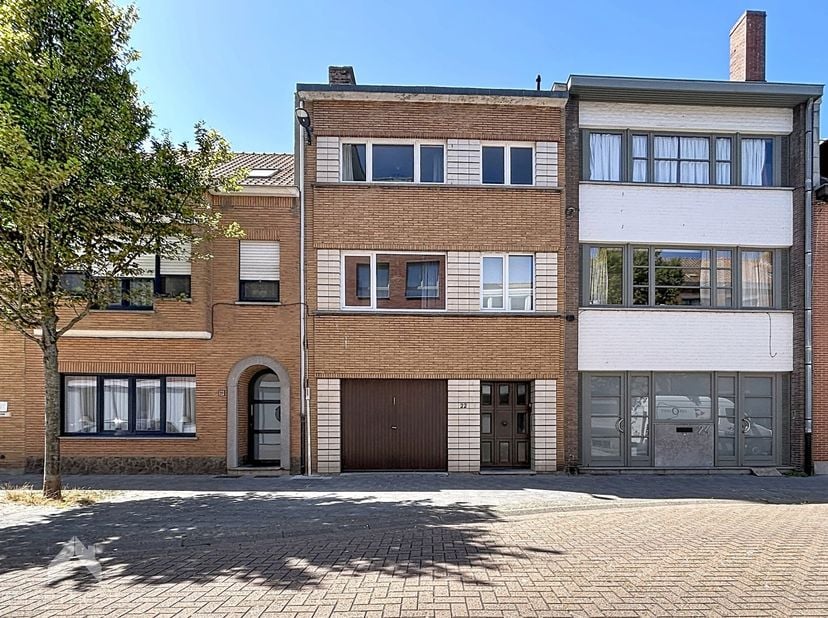 Bent u op zoek naar een woning die u volledig naar uw eigen smaak kunt renoveren? Dan is deze ruime bel-etage op een absolute toplocatie, vlak bij de