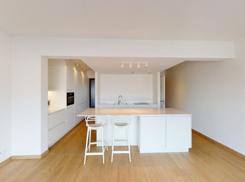 Subliem en luxueus ingericht appartement op absolute toplocatie te midden van de stad.<br />
Indeling: Via de inkomhal voorzien van een gastentoilet m