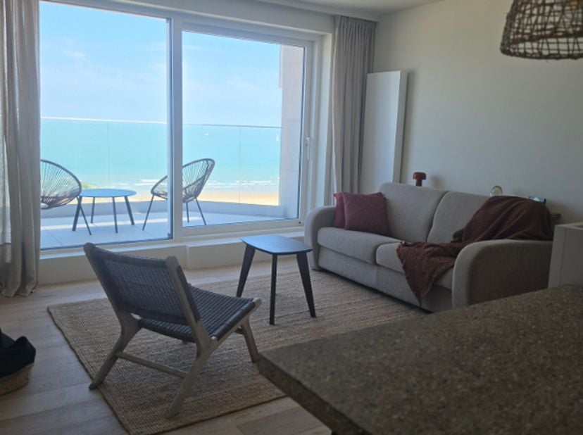 Op zoek naar een instapklaar verblijf aan zee?<br />
<br />
Ontdek dit prachtig volledig gerenoveerde penthouse waar comfort, licht en een uitstekende