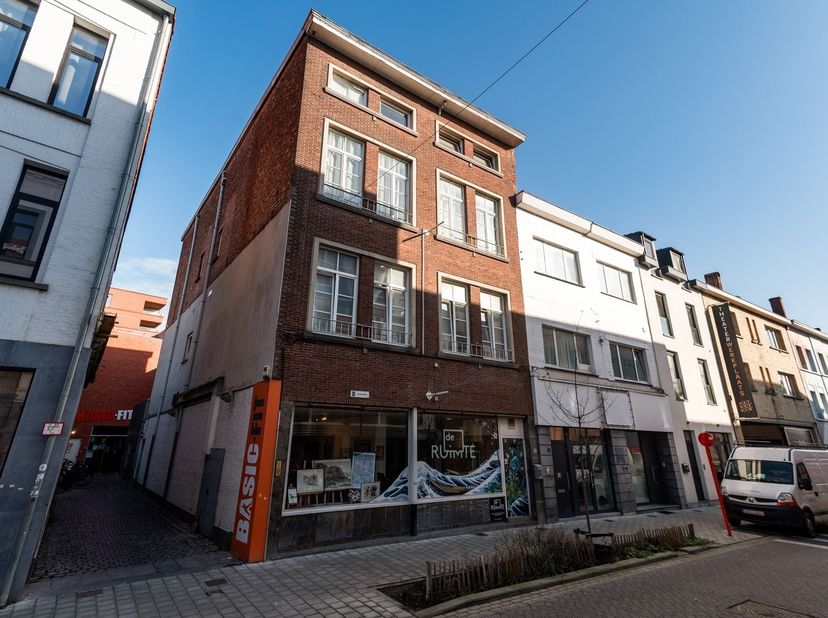 Opbrengsteigendom met handelsgelijkvloers en 3 appartementen<br />
<br />
Handelsgelijkvloers<br />
Het gelijkvloers is ingericht als handelsruimte