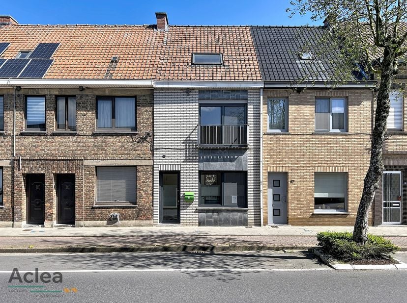 Totaal gerenoveerde woning te huur op een uitstekende locatie in Eeklo.&amp;nbsp;<br />
<br />
De woning werd volledig vernieuwd en is volledig instapklaa