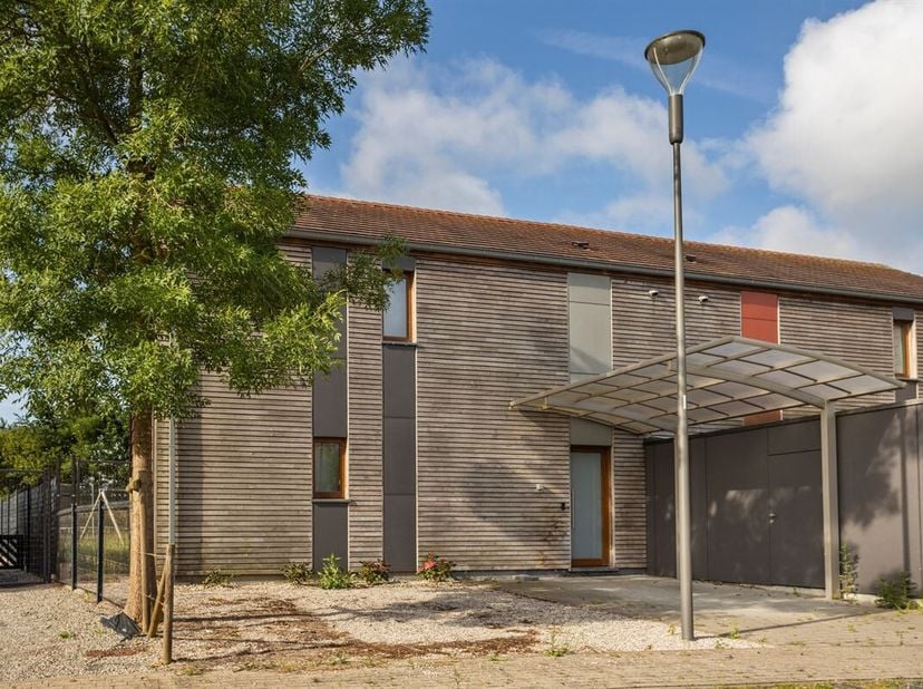 Récente construction dans un clos résidentiel à Templeuve - <br />
Rez : Hall d'entrée avec placard intégré, WC, lumineux séjour ouvert sur une magnif