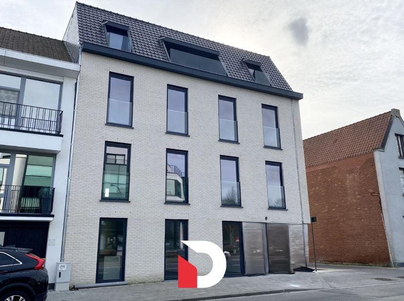 Recent appartement gelegen te Sint-Andries nabij de expresweg en verschillende handelszaken. Het appartement beschikt over een inkom, apart toilet, le