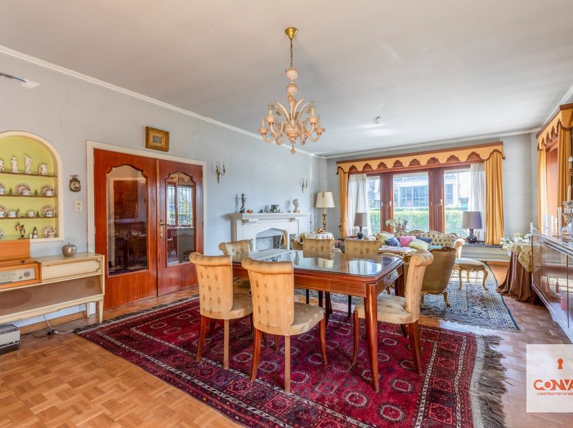 Op een uitstekende locatie in Gent bevindt zich deze karaktervolle villa, gelegen aan de Pintelaan 292. Deze eigendom biedt een uitzonderlijke kans vo