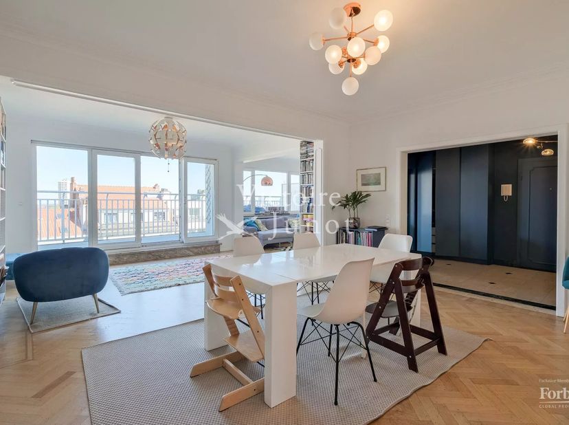 In de gewilde buurt van het Constantin Meunierplein bevindt zich dit prachtige appartement van ongeveer 156 m² bruto op de 7e verdieping van een goed