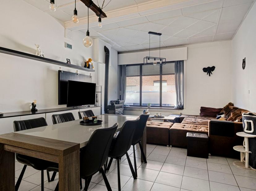 Ruime gezinswoning met 6 slaapkamers, garage en zonnig terras <br />
Deze bijzonder ruime gezinswoning is gelegen op een uitstekende locatie nabij sch