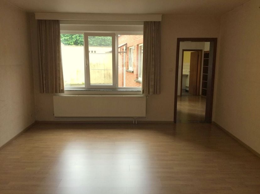 Ruime woning in het centrum van Herk-de-Stad met 2 (3) slaapkamers en grote (gemeenschappelijke) tuin.De woning heeft een bewoonbare opp. van 152m² en