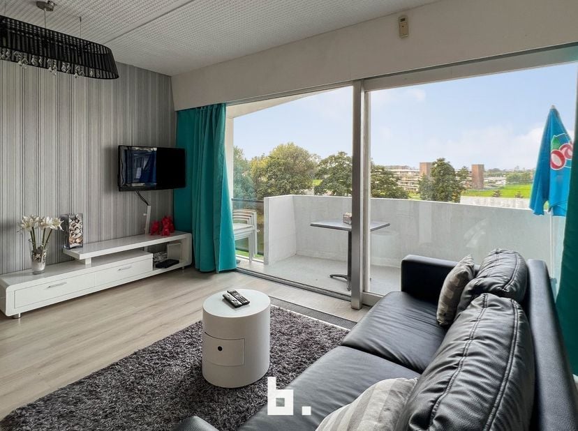 Dit volledig gerenoveerd 2 slaapkamer appartement met ruime terrassen voor- en achteraan bevindt zich op de 3e verdieping en is gelegen in een groene