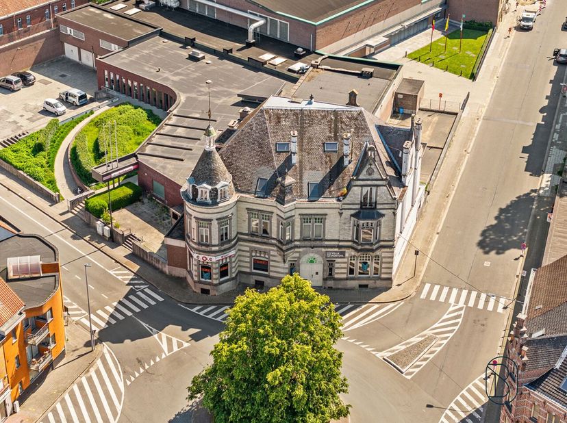 HANDELSPAND / CAFÉ OP TOPLIGGING IN HET CENTRUM!<br />
Authentieke horecazaak met karakter en uitstekende zichtbaarheid, gelegen op een commerciële to