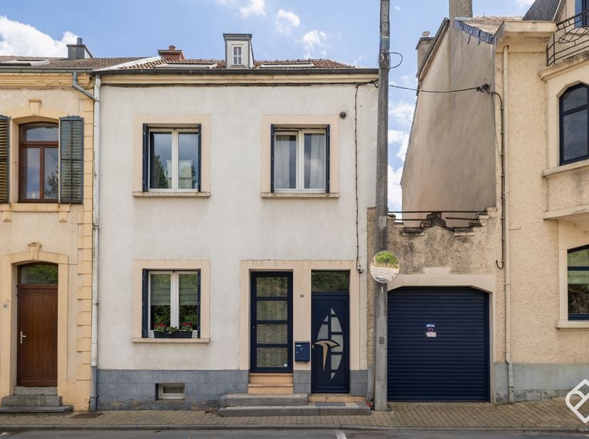 Julietimmo a le plaisir de vous proposer cette charmante maison située à Virton. Idéalement localisée à proximité immédiate du centre-ville et de tout