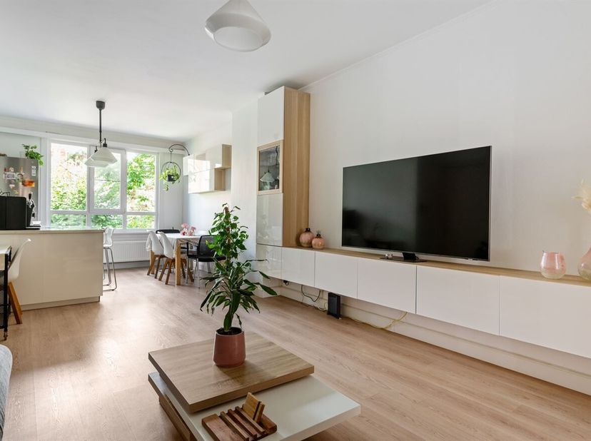 Ligging: Gelegen in de gegeerde Tentoonstellingswijk, geniet dit appartement van een rustige en residentiële ligging met een uitstekende bereikbaarhei