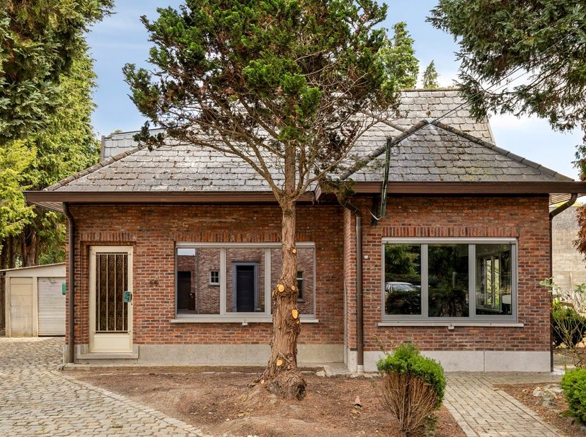 Deze rustig gelegen en degelijk gebouwde woning ligt in een doodlopend straatje, weg van de Mechelbaan nabij Putte en Beerzel centrum, heeft veel pote