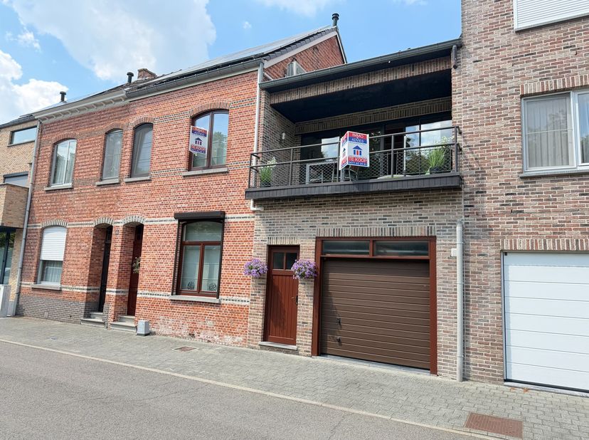 Ruime, volledig gerenoveerde tussenwoning (235m²) met EPC-label C in het centrum van Leopoldsburg.<br />
&amp;nbsp;<br />
Ligging<br />
<br />
Gelegen aan