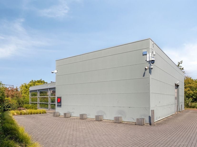 Ce bel immeuble de bureaux indépendant / destiné aux PME est à vendre dans la Drabstraat à Mortsel, à quelques minutes à pied du centre de Mortsel et