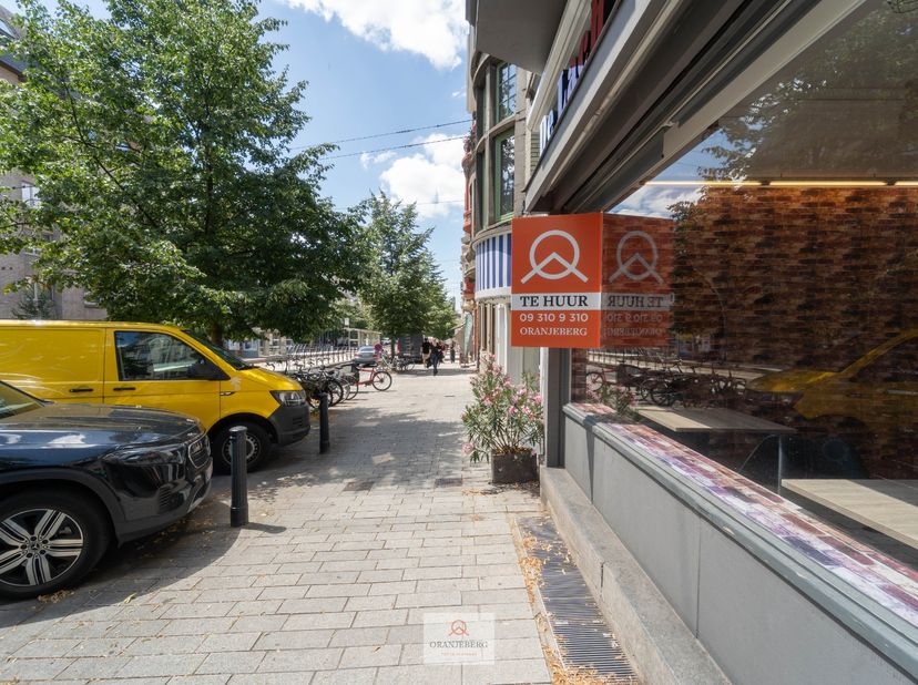 Uitstekende gelegen handelspand vlakbij het Sint-Pietersstation&amp;nbsp; en het citadelpark. Goede bereikbaarheid met openbaar vervoer, fiets en auto. Me