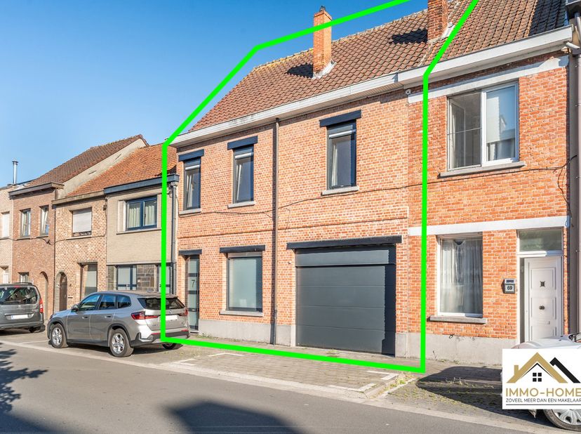 Deze verrassend grote rijwoning zit verborgen achter een mooie gevel, en is gelegen vlakbij het centrum van Lokeren. Via een ruime inkomhal (met gaste